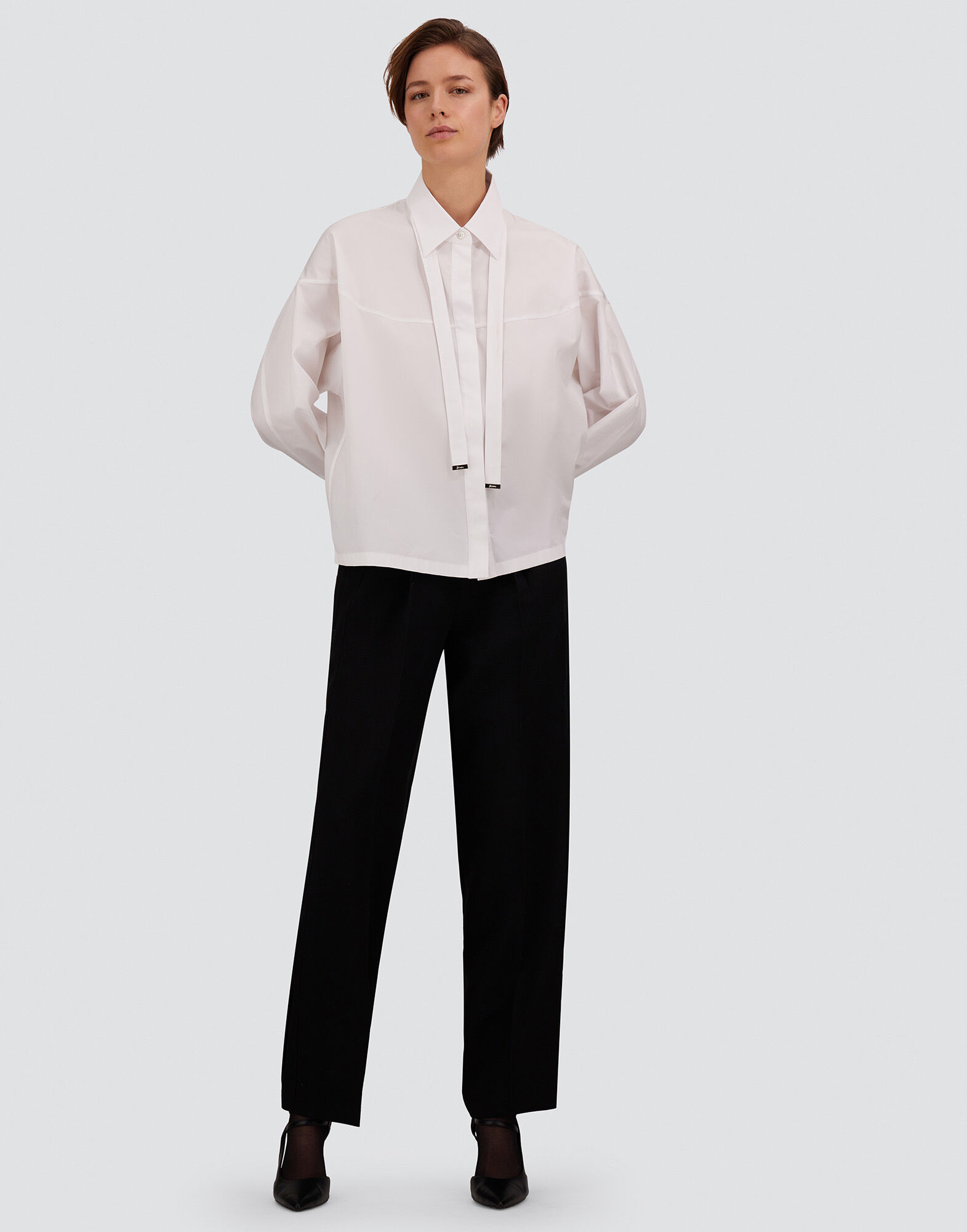 HOSE AUS FLIESSENDEM TWILL