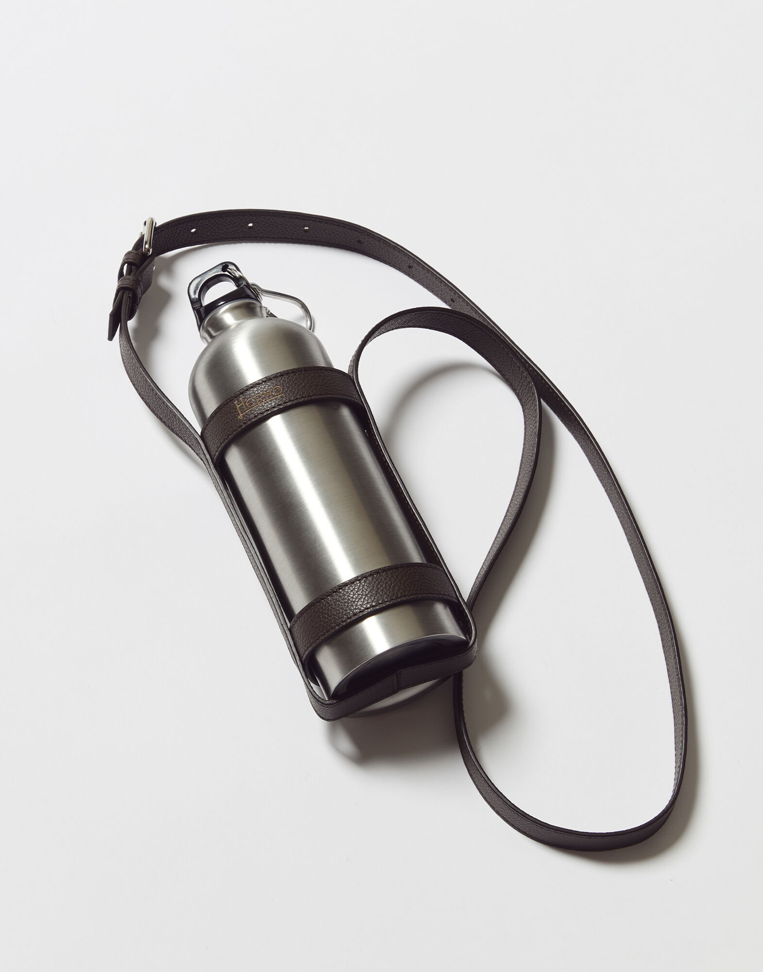 TRINKFLASCHE MIT SCHULTERRIEMEN AUS LEDER